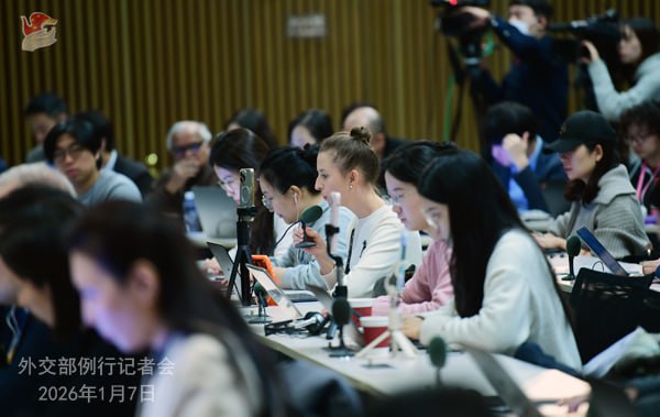 在中国外交部例行记者会上，外国记者就美国针对委内瑞拉的做法提问，大概意思是除了外交声明和谴责之外，中方还有其他招吗？彭博社记者：美国广播公司报道称，特朗普政府已告知委内瑞拉代理总统罗德里格斯，必须切断与中国、俄罗斯、伊朗和古巴的经济联系，在石油生产方面只能和美国合作