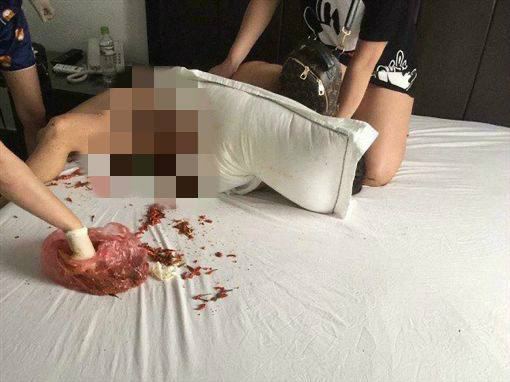 越南人妻捉奸用朝天椒塞小三下体，本人火辣照片曝光！#捉奸#辣椒 #塞逼越南人妻捉奸用朝天椒塞小三下体，本人火辣照片曝光！#捉奸#辣椒 #塞逼