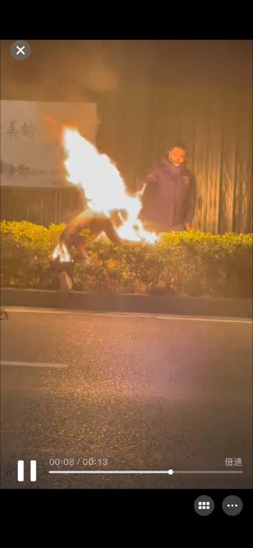 扬州双塘路那边出大事了！抓奸现场直接变成了恐怖片！😱男的拿喷火器对着男小三喷火🔥现烤