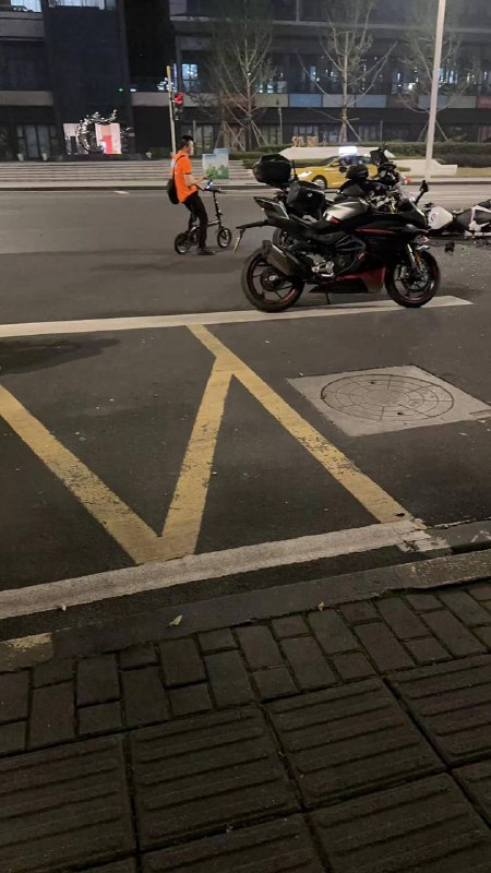 5月27日重庆，汽车闯红灯撞了女摩托车骑手，倒地不起受伤大叫，女骑手的车友找汽车车主理论 #摩托车 🏍️#女骑士 #车祸5月27日重庆，汽车闯红灯撞了女摩托车骑手，倒地不起受伤大叫，女骑手的车友找汽车车主理论 #摩托车 🏍️#女骑士 #车祸