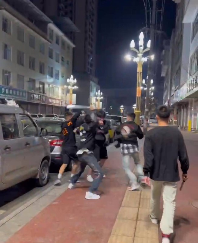 疯狂 #刀仔 街头 #砍人 #血腥 小伙一脸血 这是 恐怖分子 还是 #黑社会 啊？疯狂 #刀仔 街头 #砍人 #血腥 小伙一脸血 这是 恐怖分子 还是 #黑社会 啊？