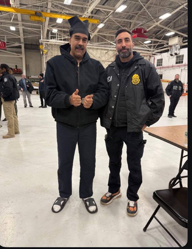 1月5日 🇻🇪 委内瑞拉总统尼古拉斯·马杜罗和西莉亚·弗洛雷斯身着囚服，被带到纽约法庭参加首次听证会马杜罗在纽约表示不认罪