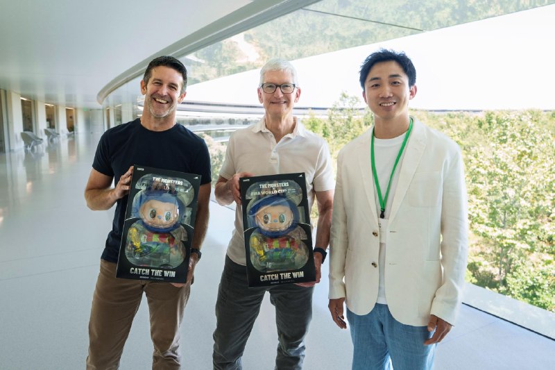 泡泡玛特创始人王宁率领核心高管团队探访美国硅谷的苹果总部Apple Park，并与苹果现任CEO Tim Cook、即将上任的新CEO John Ternus等高管会面