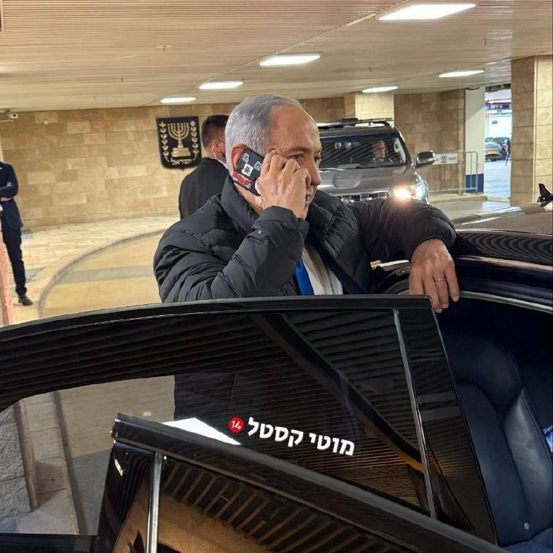 注意，内塔尼亚胡的手机摄像头被一块胶带遮住这其实是一种常用的简单安全措施